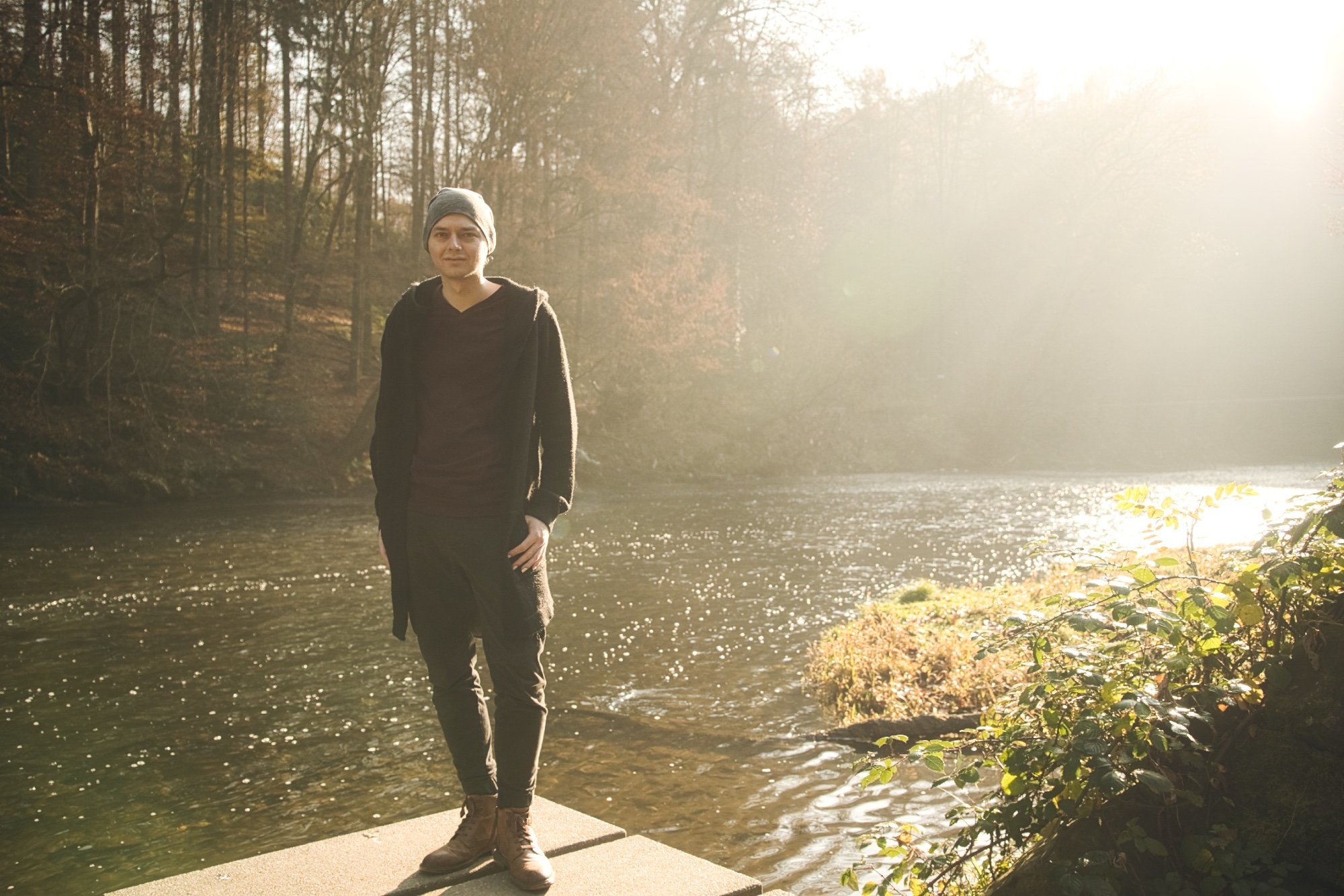 Felix Schürmeyer mit Sonnenstrahlen und Wasser im Hintergrund